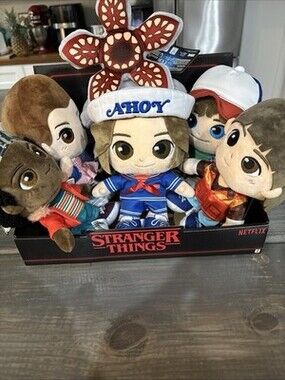 2025 STRANGER THINGS NETFLIX CHIBI COMPLETE SET OF 6 PLUSH  NEW IN DISPLAY BOX